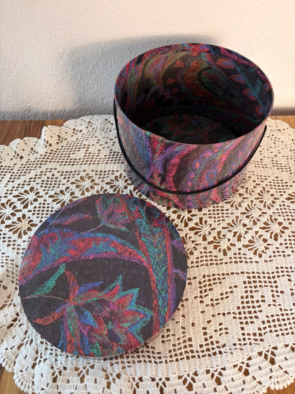 β¨π 1980s Circular Hat Box β Red, Purple, Turquoise & Blue πβ¨ - Picture 3 of 5